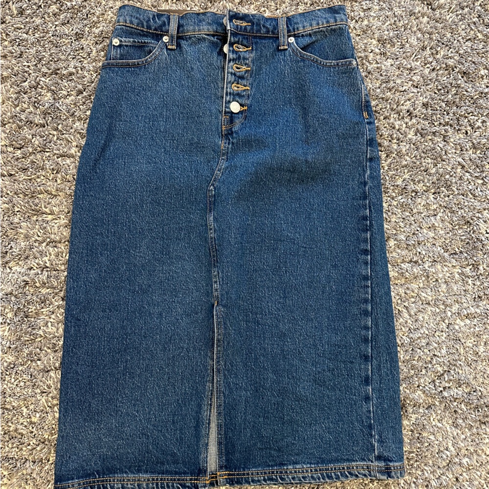 NWT Banana Republic midi denim skirt. So cute. size 2